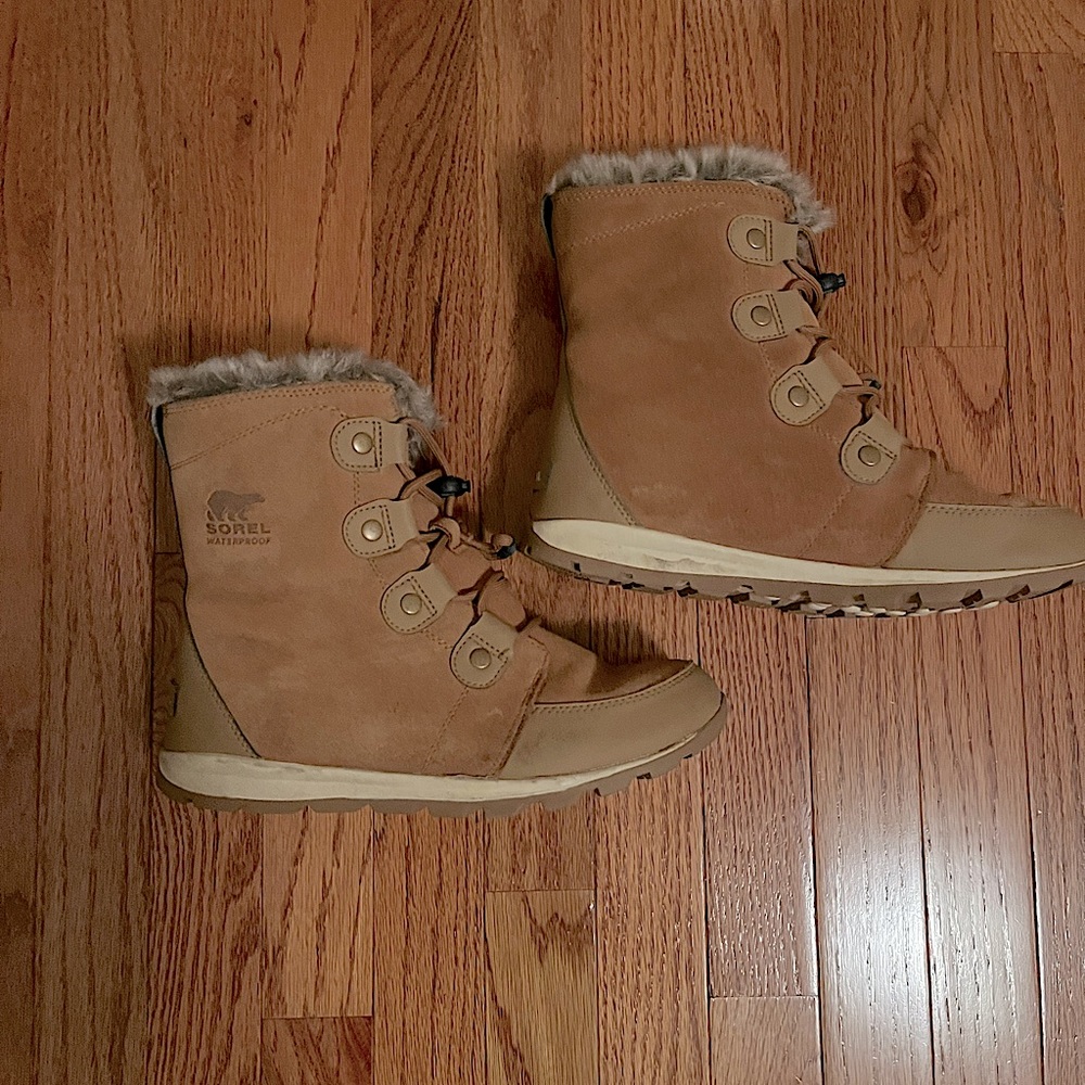 Like New - Sorel winter boots.  Size 7, EUR 39.  comfortable,warm, suede